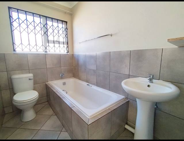3 BEDROOM FREESTANDING TO LET IN BRENTHURST